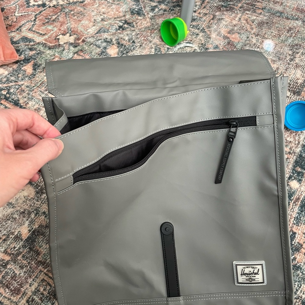 Brand new gray Hershel gargoyle backpack - Picture 4 of 5